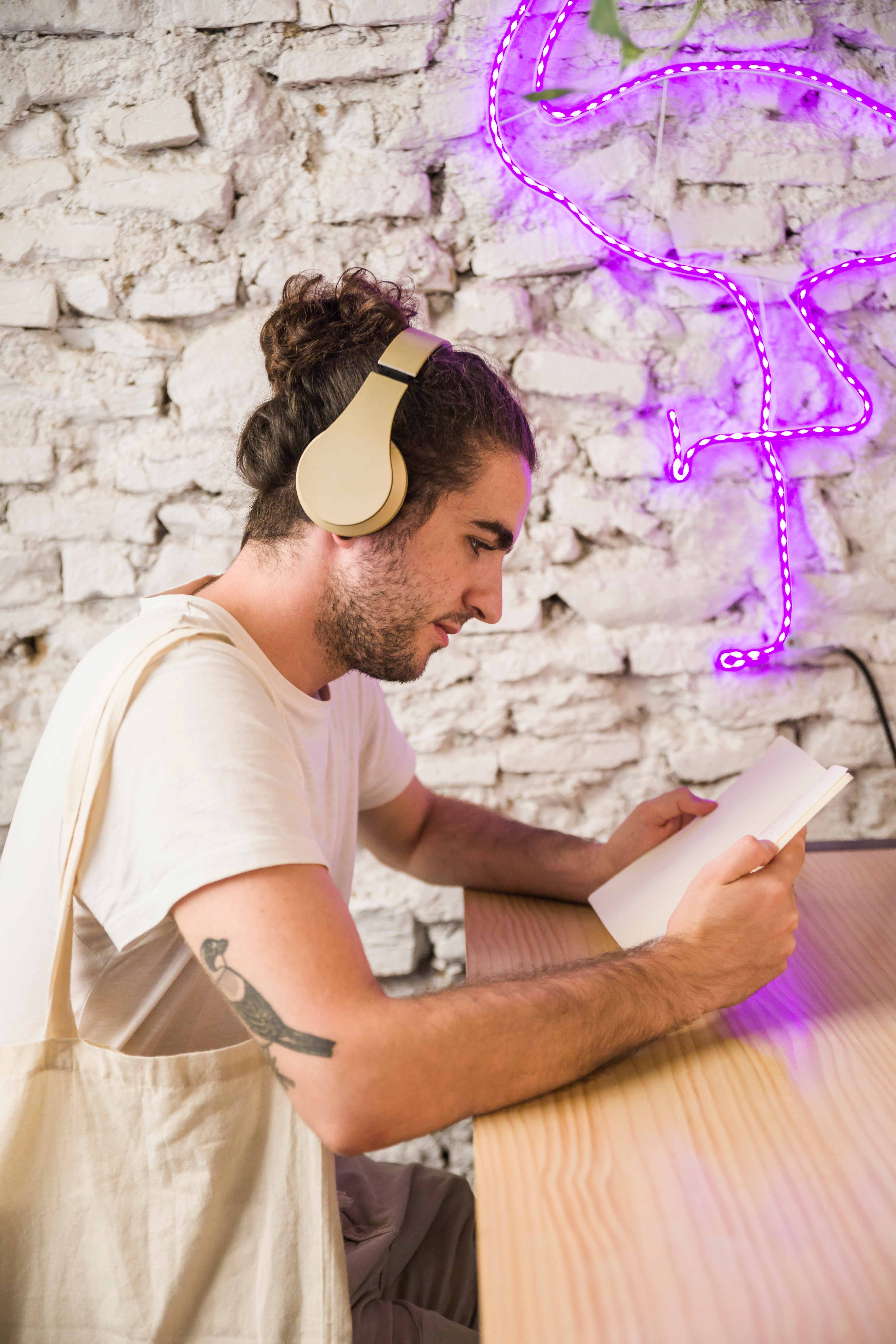 Suno: Удобная нейросеть для создания песен